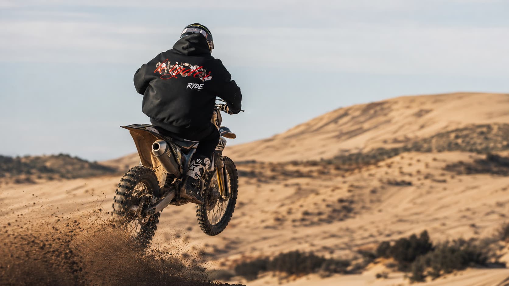 Ryder usando un hoodie Ryde en motocicleta